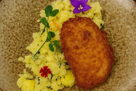 Куриный рулетик с мятым картофелем