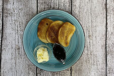 Тосты с черничным джемом