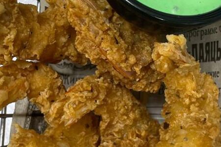 Креветки в кляре с соусом васаби