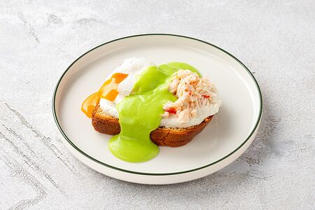Бенедикт на бриоши с крабом и лаймовым соусом