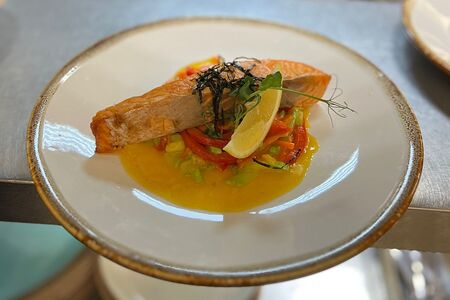 Стейк из лосося с овощами