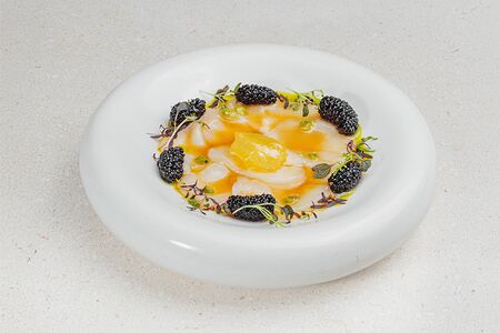 Сахалинский гребешок, земляника и маринованный лист хрена