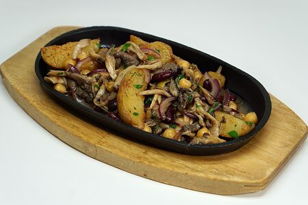 Жаркое из картофеля и грибов с фасолью, нутом, овощами и соусом тарэ