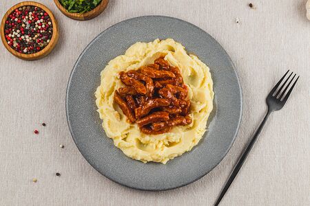 Пюре картофельное с поджаркой из свинины