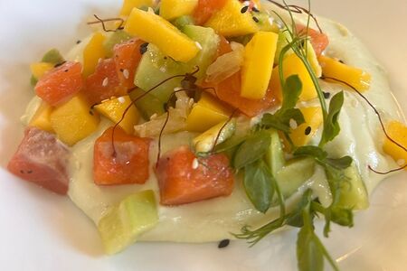 Тартар из лосося с муссом блю чиз