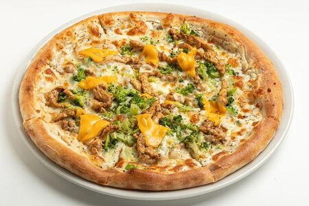 Пицца с курицей и брокколи