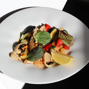 Морепродукты в винном соусе