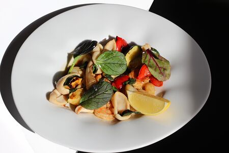 Морепродукты в винном соусе