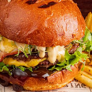 Фирменный бургер Beer House и картофель фри