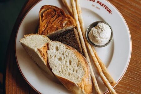 Хлебная корзина с копченым маслом