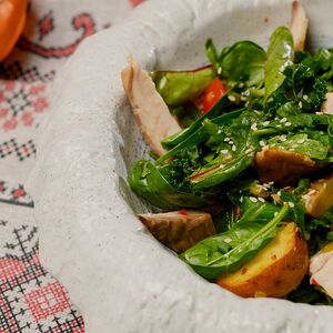 Салат со стерлядью, валуями и огуречным релишем