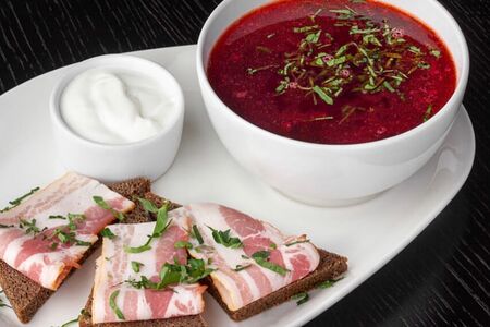 Борщ с тостами и салом 