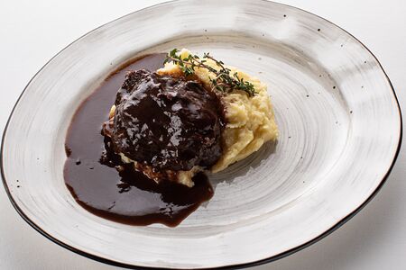 Телячьи щечки с картофельным пюре 