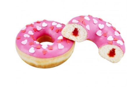 Донат с клубникой и посыпкой сердечки