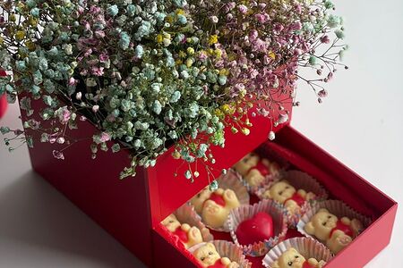 Подарочная шкатулка с гипсофилой и шоколадными мишками