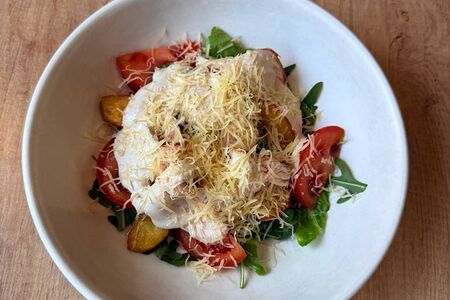 С индейкой су-вид под соусом вителло-тонато