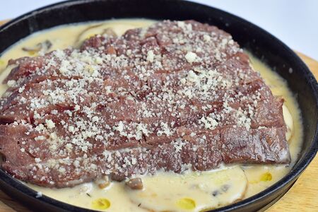 Стейк мясника с печеным картофелем и соусом Белые грибы