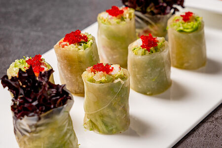 Свежие спринг-роллы с крабом