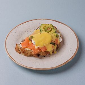 Тост Тартин, творожный сыр, авокадо, лосось, яйцо пашот и голландский соус