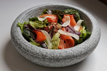 Салат со слабосоленым лососем и табуле из киноа 