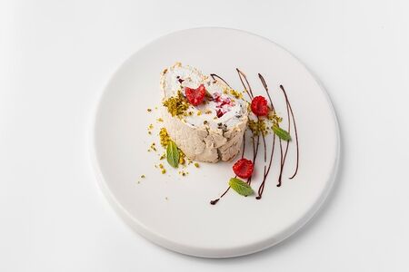 Фисташковый рулет с малиной