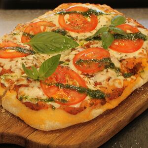 Пицца Маргарита с соусом песто