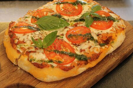 Пицца Маргарита с соусом песто