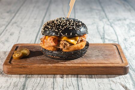 Бургер с рваной говядиной