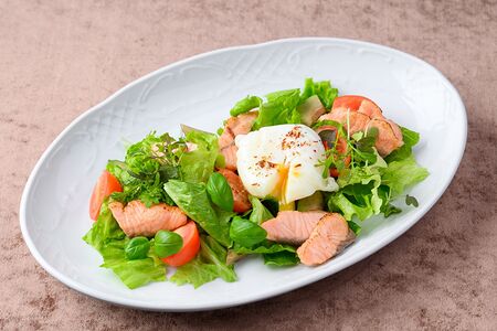 Салат с лососем татаки 