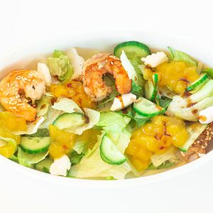 Салат с креветками и манго