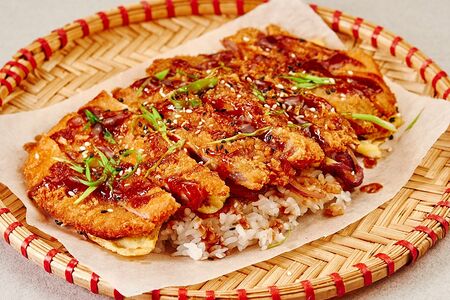 Кацудон с яйцом и соусом Тонкацу