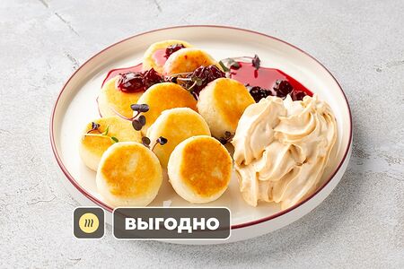 Большая порция сырников с муссом из вареной сгущенки