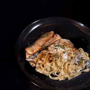 Ломтики лосося гриль с тальятелле