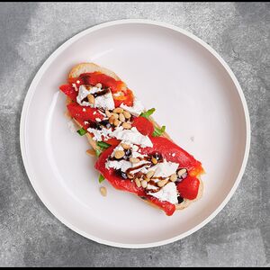 Брускетта с печёным перцем и сыром фета