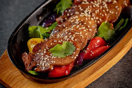 Сковорода язык говяжий терияки с овощами