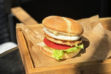 Бургер с котлетой из индейки, яйцом и сырным соусом