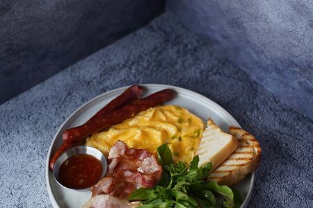 Завтрак с колбасками и беконом