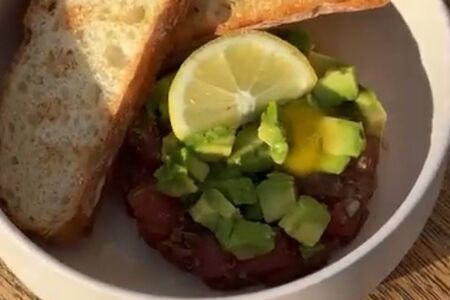 Тартар из тунца с авокадо 