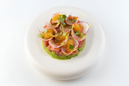 Тартар из тунца с мятым авокадо