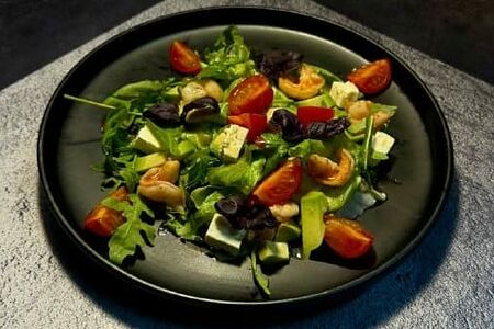 С креветками, рукколой и фетаксой