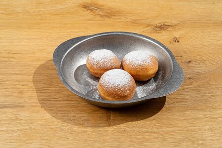 Пончик со сливочным соусом