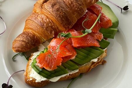 Круассан авокадо лосось 