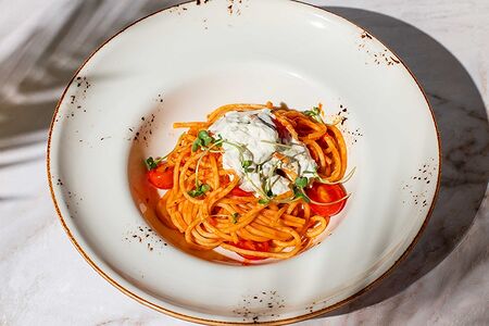 Паста с нежной страчателлой и ароматным томатным соусом