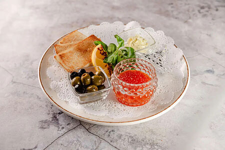 Икра красная с пшеничными тостами