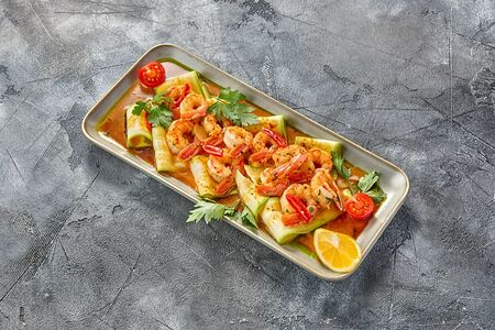 Аргентинские креветки с чесноком и маринованными цукини
