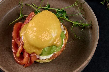 Бенедикт с лососем и авокадо на картофельной вафле