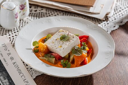 Салат овощной с соусом ромеско и брынзой