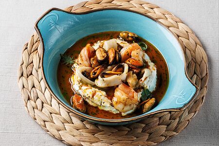 Морепродукты с домашним сыром и соусом шпинат