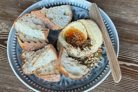 Хумус с орехами и семечками