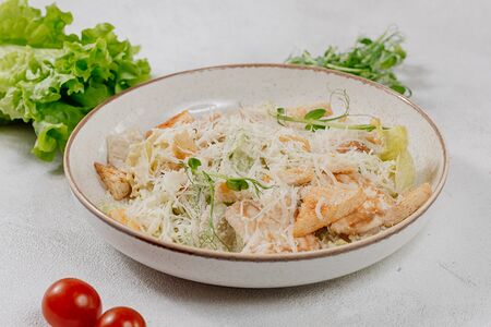 Салат Цезарь с курицей